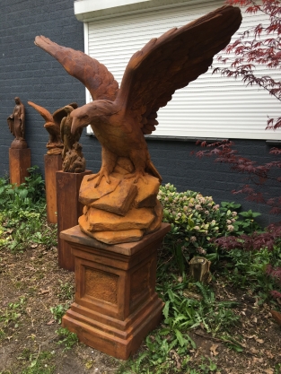 Sehr großer Adler-Oxydstein in Beutefang-Aktion, braun auf Sockel